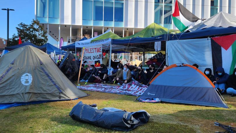 CANBERRA, AUSTRALIA, NewsWire Photos. MAY 27, 2024: Police have decended on the pro-Palestine protest camp at the Australian National University (ANU) in Canberra to break up the encampments. Picture: NewsWire / Martin Ollman