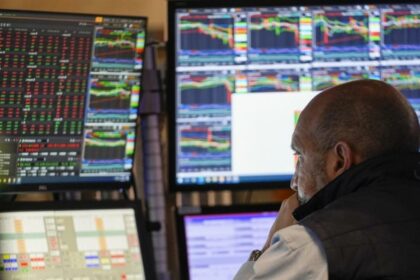 Wall Street opens flat amid weak earnings reports