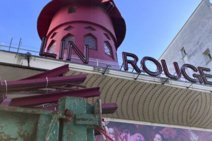 Windmill blades fall from iconic Moulin Rouge in Paris, France