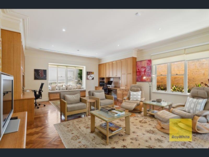 The price tag for this home pays for the things that matter most - big rooms, a double block of 1556sqm, an abundance of natural light and unrivalled river views.