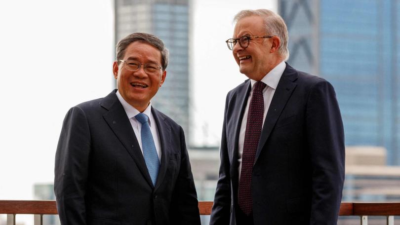 Prime Minister Anthony Albanese talks with Chinese Premier Li Qiang at the Kaarta Gar-up Lookout. NewsWire Photos/ Richard Wainwright/ POOL