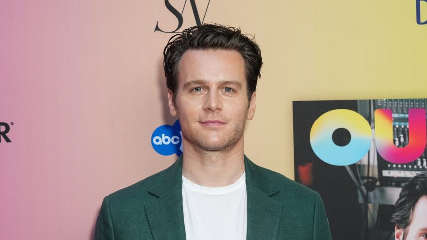 Jonathan Groff Didn’t Want to Spend Seven Years as a “Singing Teenager” on 'Glee'