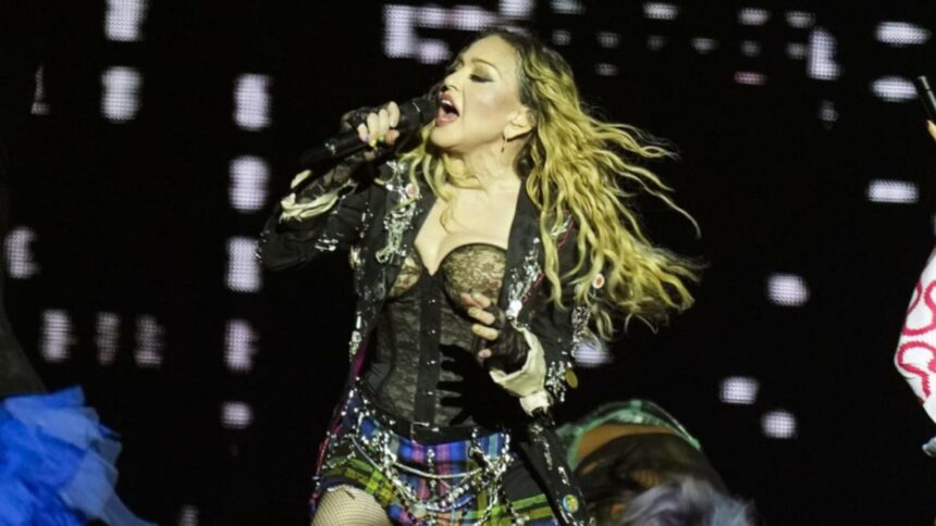 Madonna fans drop lawsuit over concert lateness