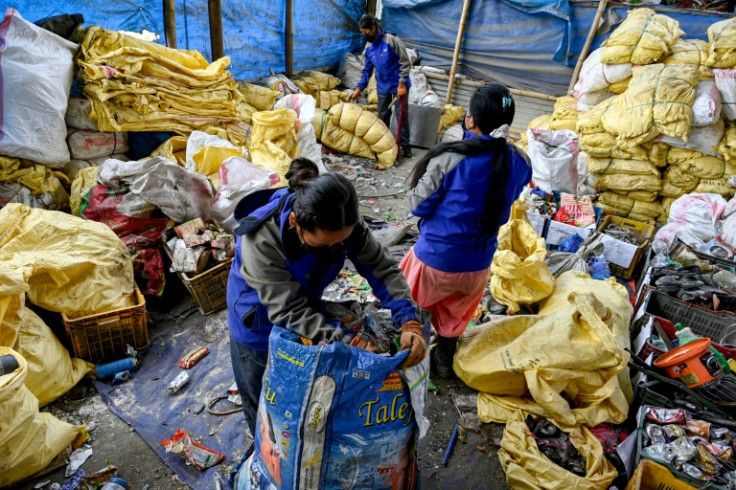 A clean-up campaign employing guides and porters has cleared 11 tonnes of rubbish from Everest