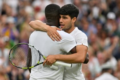 Thriller: Carlos Alcaraz embraces Frances Tiafoe after his five-set win on Friday