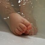 Pictured: Representative image of the feet of an infant taking a bath.