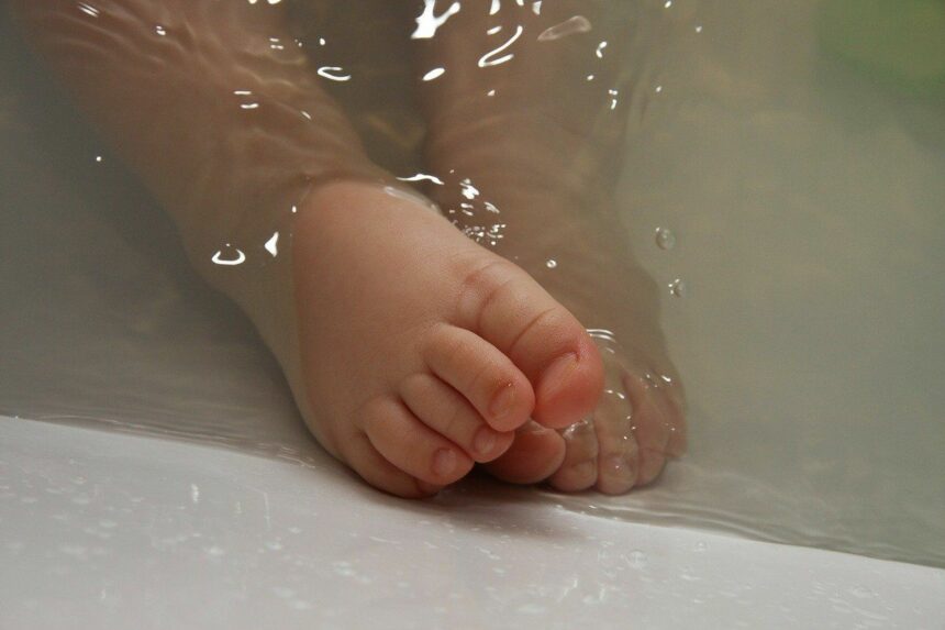 Pictured: Representative image of the feet of an infant taking a bath.