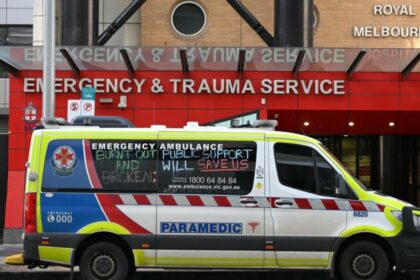 Paramedics vote for ambulance executives to be sacked