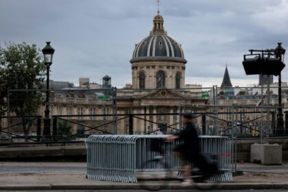Paris shops, restaurants, bars and clubs are facing a slump in business and footfall, trade groups say