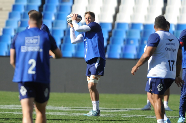 Oscar Jegou (with ball) during the French team's training in Mendoza