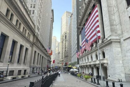 Wall St lower in aftermath of global tech outage