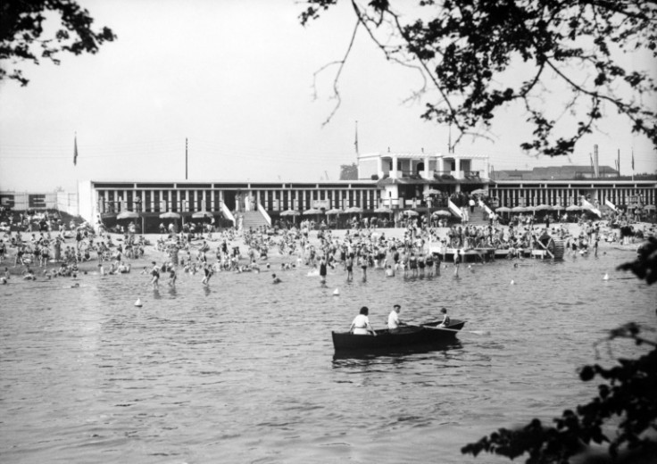Back to the future: the beach on the Marne at Champigny-sur-Marne in 1936. It is due to reopen again next year