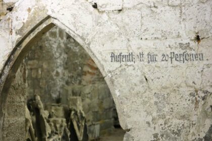 Photo of a historical inscription in the Remterkeller of Halberstadt Cathedral.