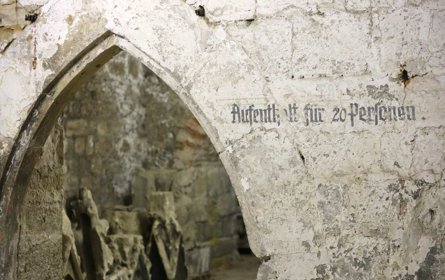 Photo of a historical inscription in the Remterkeller of Halberstadt Cathedral.