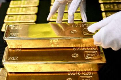 Aust shares edge higher as gold hits new all-time high