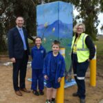 Cranbrook primary students and regional artist create mural for Water Corporation Splash of Colour Project