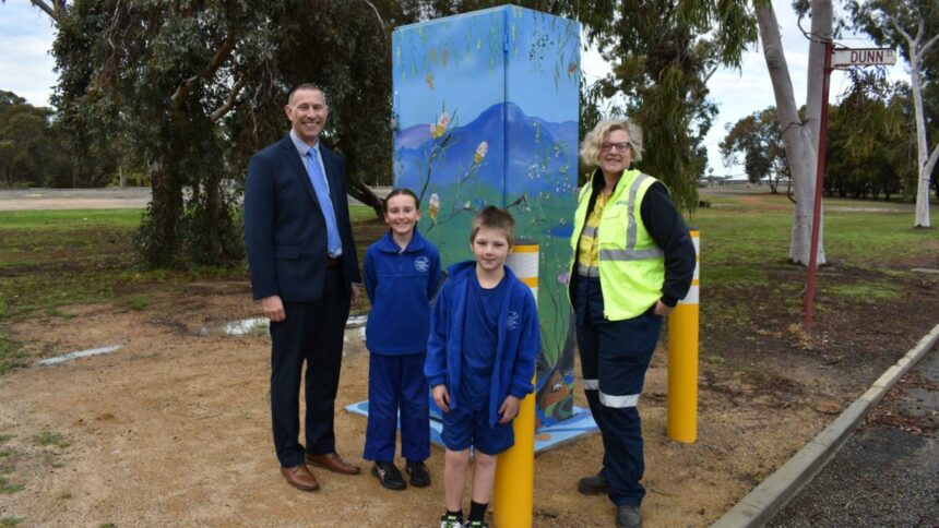 Cranbrook primary students and regional artist create mural for Water Corporation Splash of Colour Project