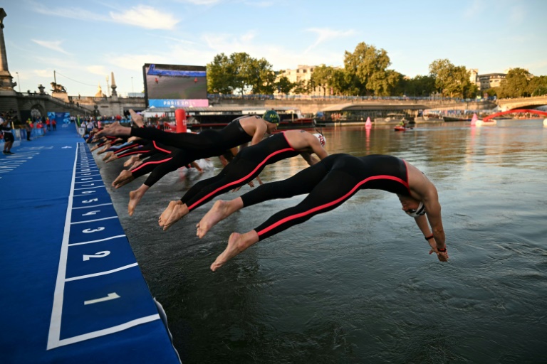 Athletes took the plunge in the Seine