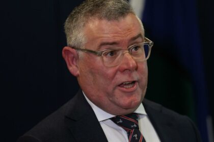 Minister Murray Watt puts CFMEU and building bosses on notice over bad behaviour