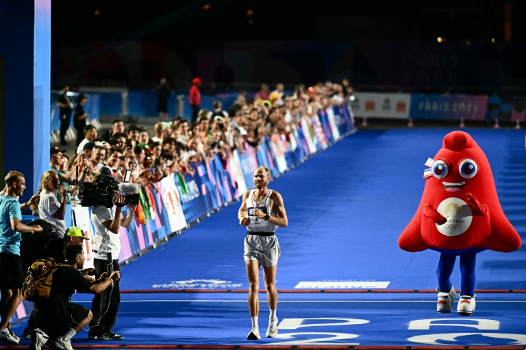 The finish line was located near Napoleon's tomb