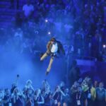 Tom Cruise performs abseiling stunt to close Olympics