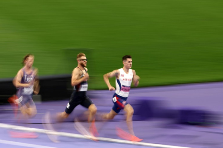 Jakob Ingebrigtsen leads Josh Kerr in the 1500m semi-finals