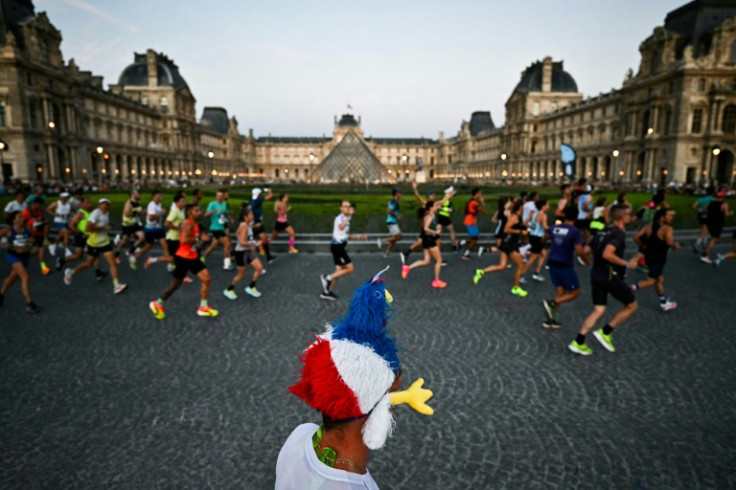 Participants jogged past the Louvre