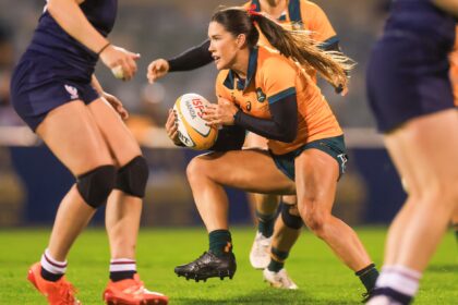 Charlotte Caslick scores try against USA in Rugby World Cup match