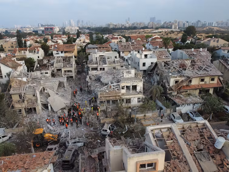 Israeli rescue teams at site of Iranian missile hit in Rishon LeZion
