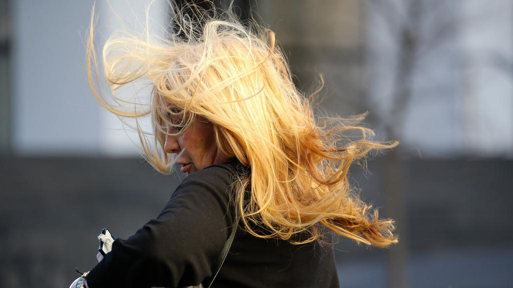 People in the Sydney CBD were caught by a polar blast leading to plunging temperatures. Photo: NewsWire/ Gaye Gerard